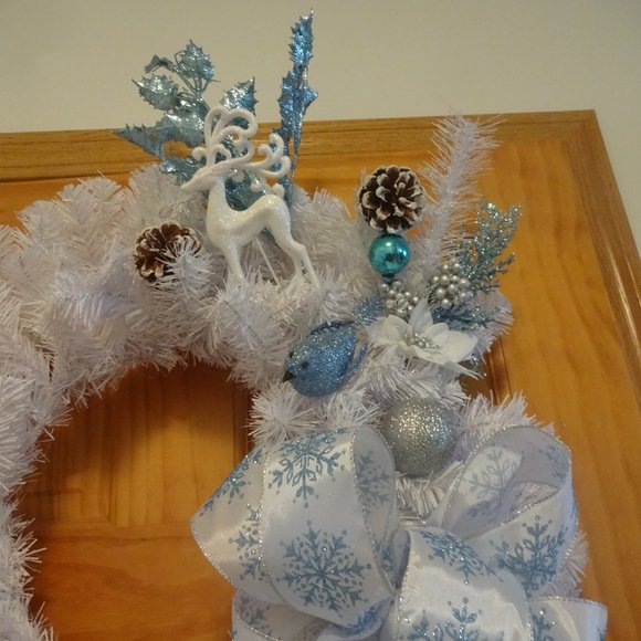 Gorgeous "SNOW WHITE WREATH with DEER & BLUE ACCENTS" Handmade Wreath 22" - Picture 2 of 4